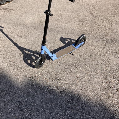 Trottinette bleue à propulsion