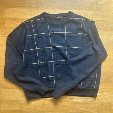 Blauer Pullover mit Streifen
