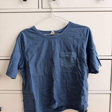 T-shirt blu con tasca sul petto