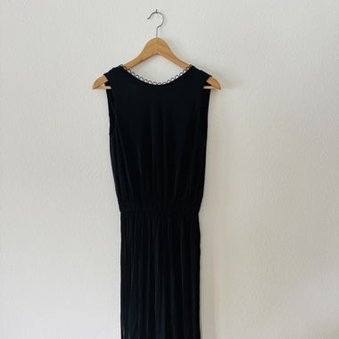 Kleid mit tiefem Rückenausschnitt