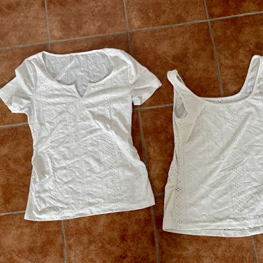 Verkaufe 2 weisse T-Shirts aus leichtem Stoff