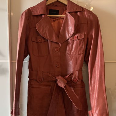 Gürtelte Lederjacke