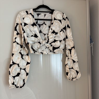 Top court noué avec motif floral