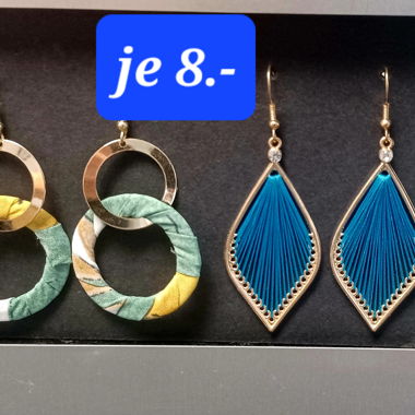 Belles boucles d'oreilles neuves