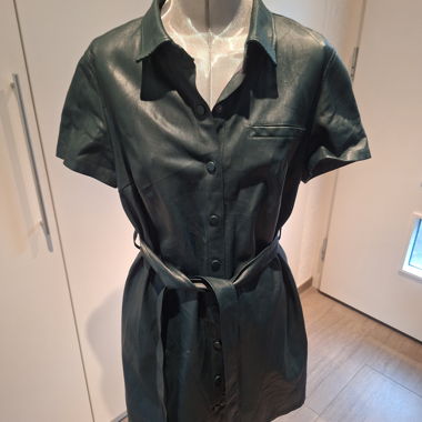 Dunkelgrünes Kunstlederkleid mit Gürtel