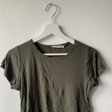 Olivgrünes Shirt