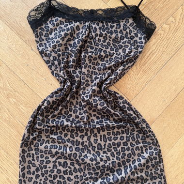 Mini robe dentelle et imprimer léopard 