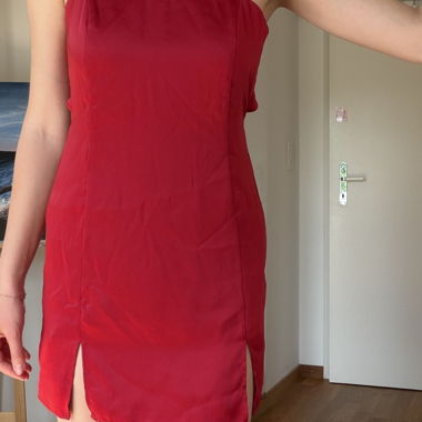 Abito corto rosso con spalline