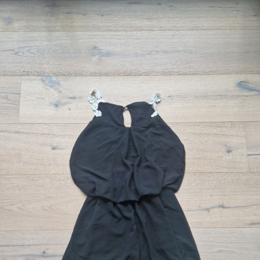 Kurzer Jumpsuit mit Blumenträger