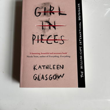 Girl in pieces, Englisch 