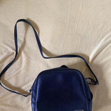 Schwarze Tasche mit langen Träger.