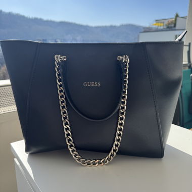 Guess schwarze Tasche mit Kette