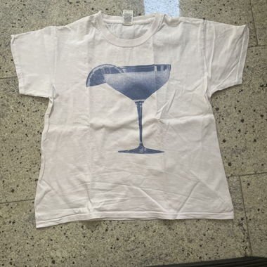 T-shirt blanc avec impression de verre