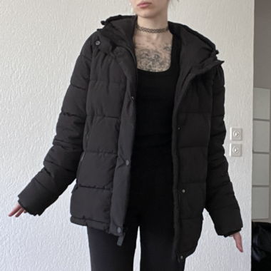 Veste d'hiver noire à capuche