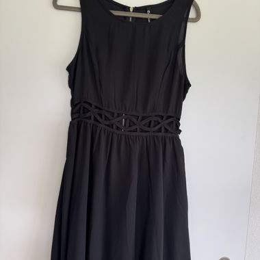 Schwarzes ärmelloses Kleid