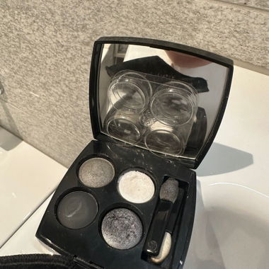 Palette di ombretti nera