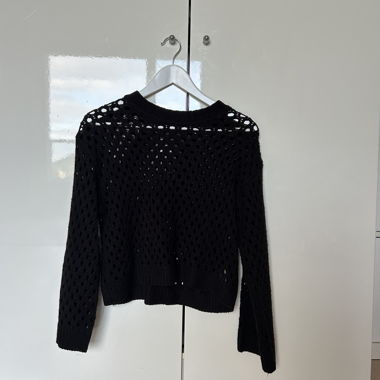 schwarzer Lochpullover