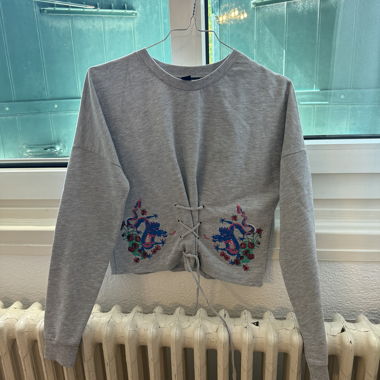 Grauer Pullover