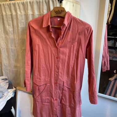 Abito camicia in lino a maniche lunghe color salmone