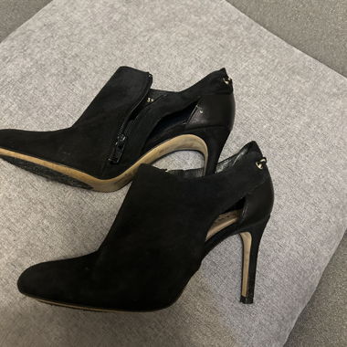 Schwarze Wildleder-Stiefeletten mit Absatz