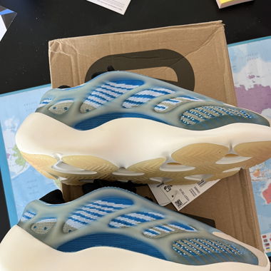 Yeezy 700 Arzare