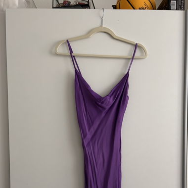 Violettes Satin Kleid