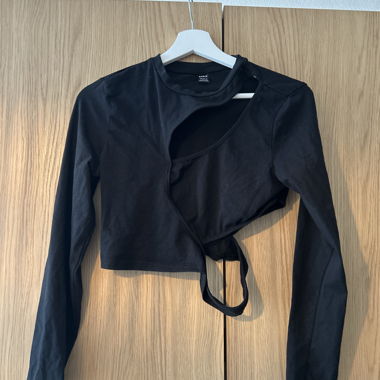 Schwarzes Longsleeve-Top mit Cut-out