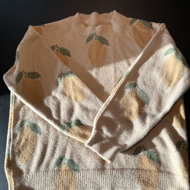 Beiger Pullover mit Zitronenmotiv