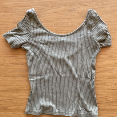 Top rigato con cut-out