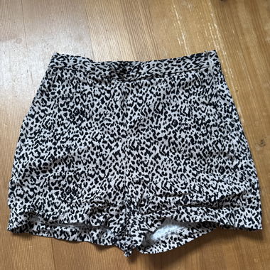 seven - seven Shorts