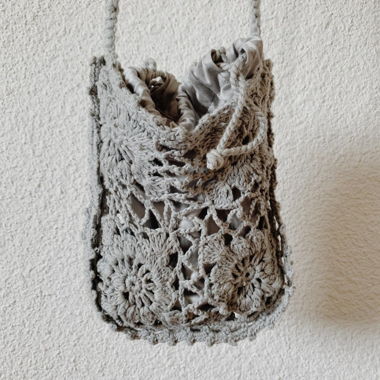 Borsa a tracolla grigia all'uncinetto