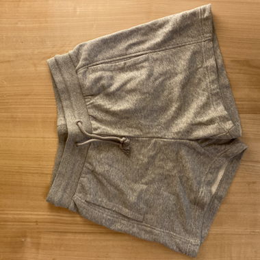 Kurze, graue Adidas Hose
