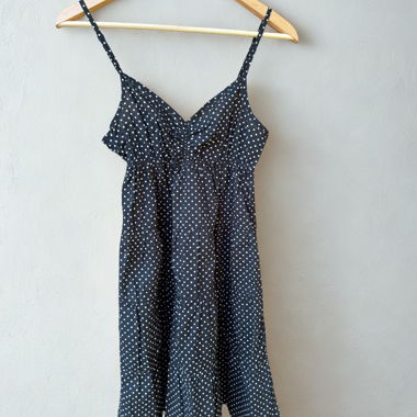 Robe noire a pois