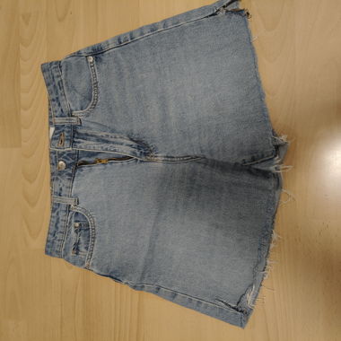 Shorts in denim azzurro chiaro con orlo grezzo
