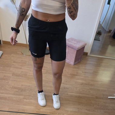 Short de sport court Nike t. L (taille enfant) noir