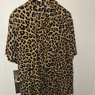 Blusa DIVIDED H&M leopardata XL