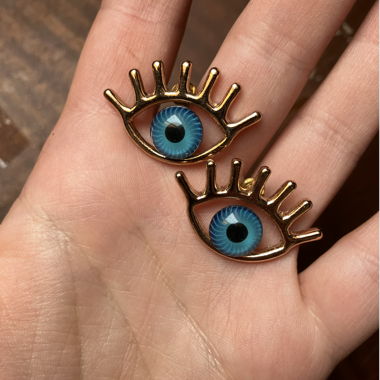Eye-shaped earrings