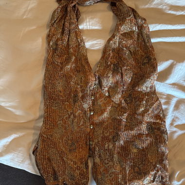 Top a collo alto con fantasia e paillettes