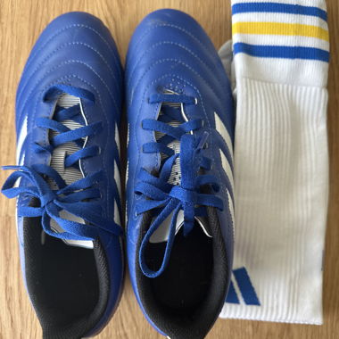 Scarpe da calcio blu e calze abbinata