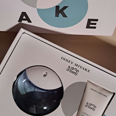Nouveau, ensemble Issey Miyake A Drop d'Issey