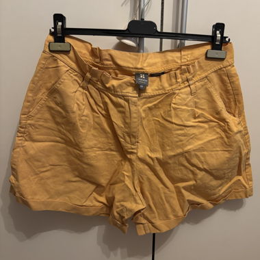 Short aus bernsteinfarbenem Stoff