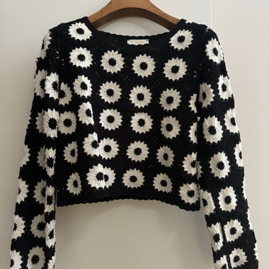 Maglione lavorato a uncinetto nero con motivo floreale