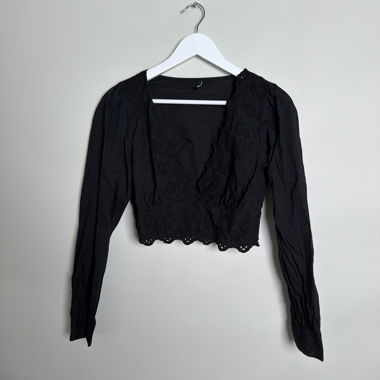 Black long sleeve crop top