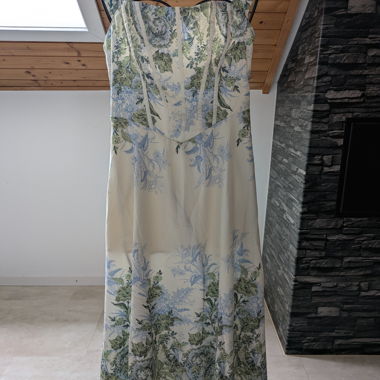 Gemustertes Damenkleid