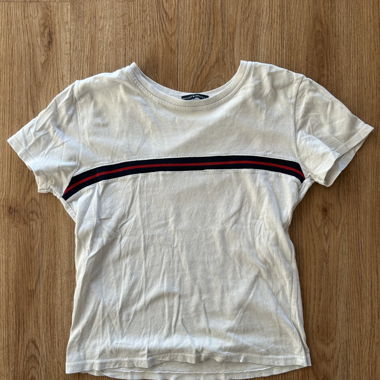 Weisses T-Shirt mit Streifen