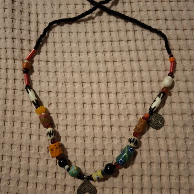 Collier de perles colorées avec pendentif lune
