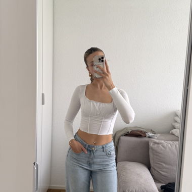 Niedliches weisses Longsleeve-Top