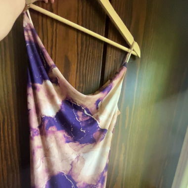 Bunte fließende Kleid