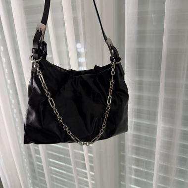 Borsa a tracolla nera con catena