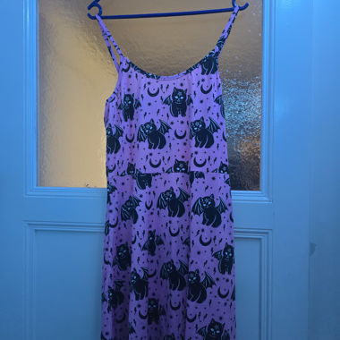 Schwarz-rosa Kleid mit Muster